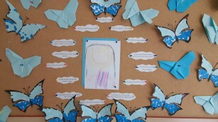 gazetka przedszkolna - niebieskie motyle