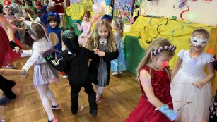 Bal Karnawałowy - Dzieci tańczą w parach