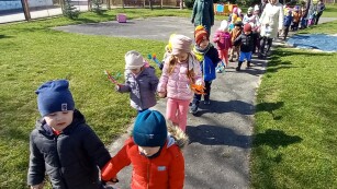 dzieci w ogródku przedszkolnym