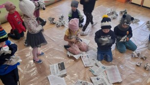Dzieci robią kulki z gazet